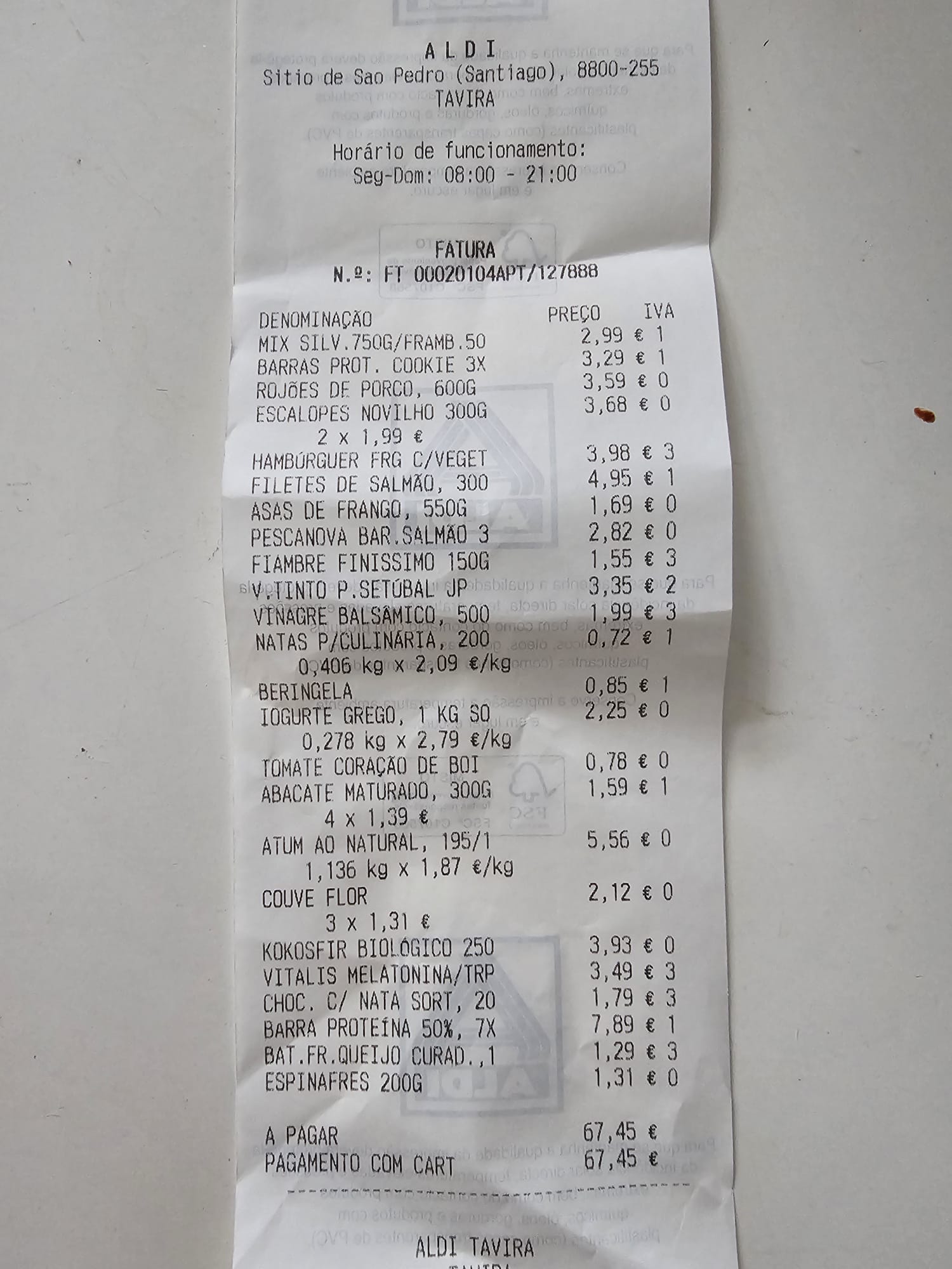 A detailed supermarket receipt from Aldi Tavira lists various grocery items, including mixed berries, protein bars, pork, beef escalopes, salmon fillets, and chicken wings. The total amount is €67.45, paid by card.